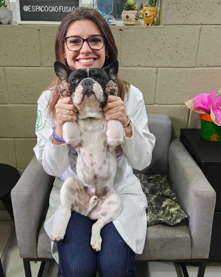 M.V. Priscilla Bolt com um Buldogue Francês no colo